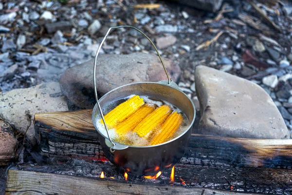 Resor, turism, picknick matlagning, matlagning i en kittel på elden — Stockfoto