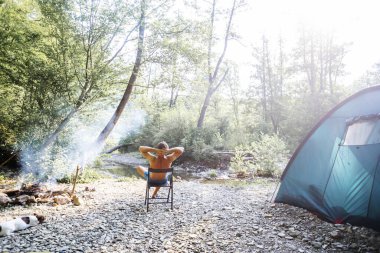 Genç Kafkasyalı gezgin kampın tadını çıkarıyor..