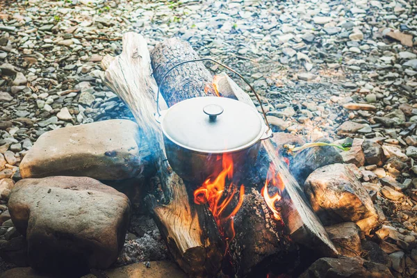 Resor, turism, picknick matlagning, matlagning i en kittel på elden, kokande gryta vid lägerelden. — Stockfoto