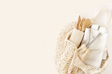 Çevre dostu aksesuarlar, sıfır atık, plastiksiz konsept, sürdürülebilir yaşam tarzı.