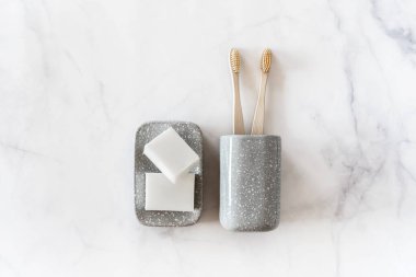 Mermer zemin üzerinde çevre dostu bambu diş fırçaları.