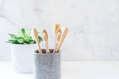 Biyolojik çözünebilir bambu diş fırçaları ile bileşim.