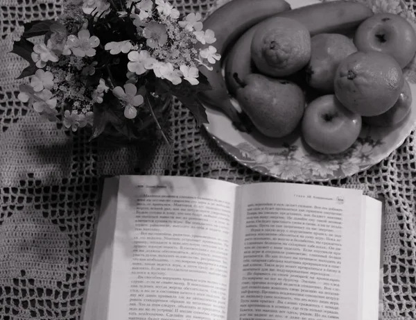 Siyah Beyaz Yaz Natürmort Olgun Meyve Yabani Çiçekler Bir Kitap — Stok fotoğraf