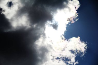 gökyüzünde yüzen çok güzel bulutlar, yaz havası, bulutların çeşitli tonları