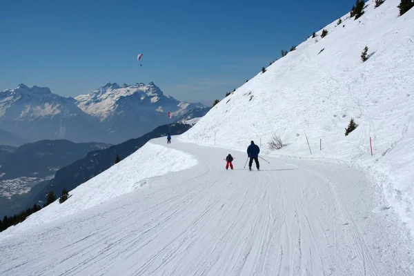 Esquí, invierno, nieve - familia disfrutando de vacaciones de invierno en Verbier, Suiza — Foto de Stock