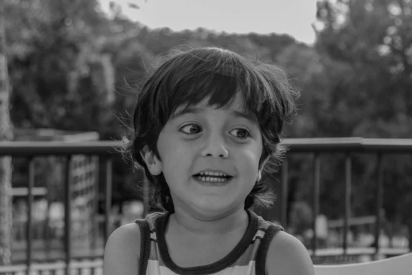 Siyah gözlü güzel çocuk açık