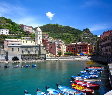 Vernazza güzel görünümü . İtalya'da Cinque Terre Milli Parkı beş ünlü renkli köylerinden biridir. İtalya'nın Liguria bölgesi