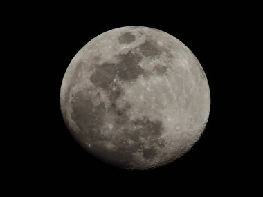 Ay tamamlanmak üzere.