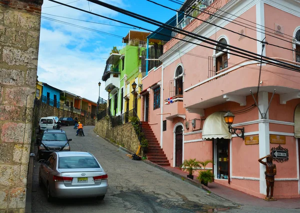 Auto Staan Voor Een Roze Huis Aan Straat Naar Boven — Stockfoto
