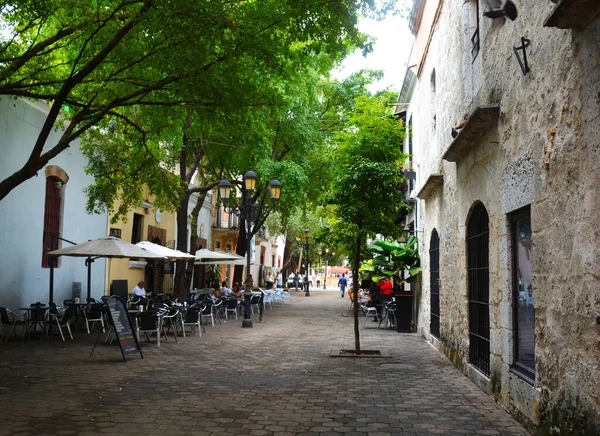 Cafe Tafels Straat Schaduw Van Een Boom Nabij Muren Van — Stockfoto