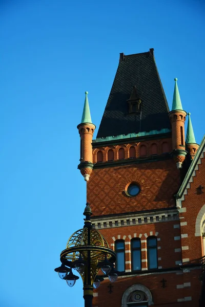 Tour Angle Une Maison Avec Tourelles Derrière Lampadaire — Photo