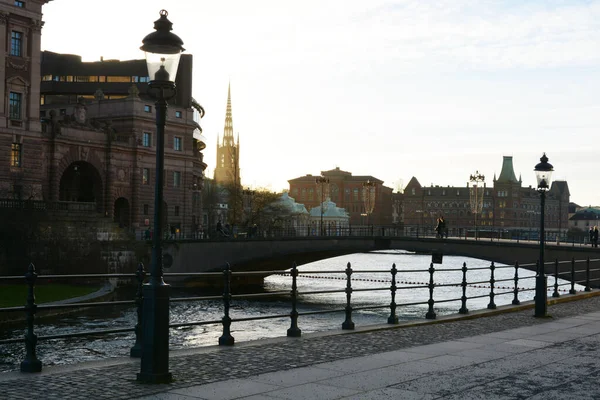 Ponte Jogada Sobre Canal Torre Prefeitura Nos Raios Sol Poente — Fotografia de Stock