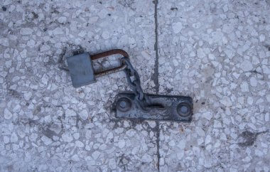 Metalik asma kilit açık havada