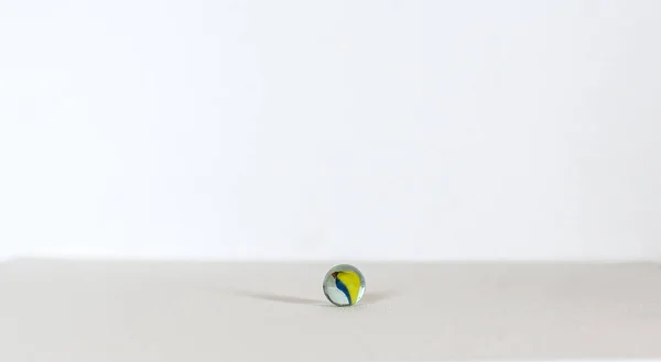 Marmorkugeln, bunt und isoliert auf weißem Hintergrund — Stockfoto
