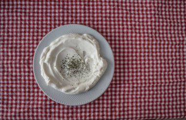 Kurabiyeli yoğurt yemeği restoranda servis ediliyor.