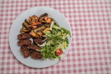 Restoranda servis edilen Kofte Türk yemeği