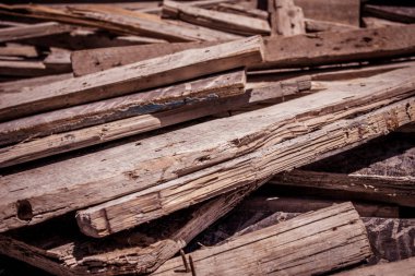 Çöp kutusuna atılmış ahşap plakalar