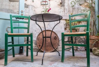 Metal masa ile hasır sandalyeler