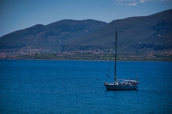 En båt ved havet i Monemvassia, Hellas – stockfoto