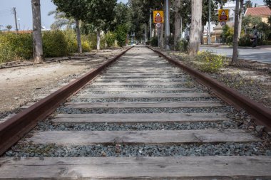 Raylar, tren izler, şehirde terkedilmiş