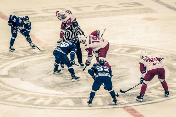 Gioco di hockey su ghiaccio con arbitro — Foto Stock
