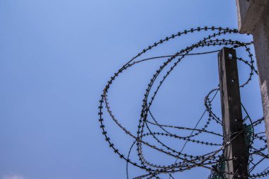 Mavi gökyüzü arka plan ile Barwires