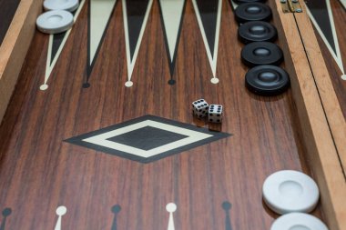 Baxkgammon açık, dices ve cips ile bir parçası, closeup