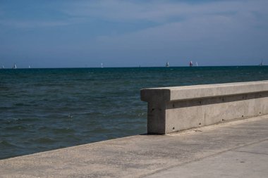 Deniz den beton duvar