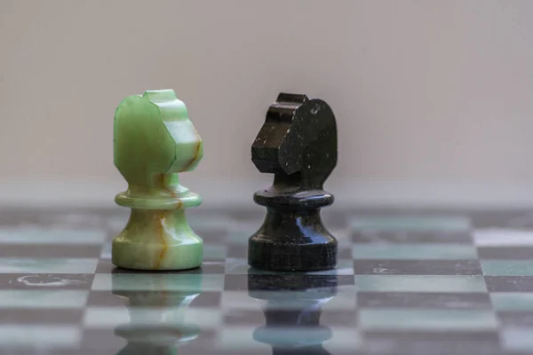 Marmurowe kawałki szachowe, na szachownicy marmurowej. Zbliżenie — Zdjęcie stockowe