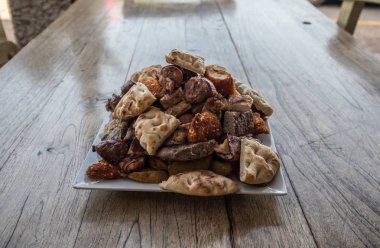 Masa üzerinde Yunan mezeile tabak