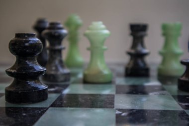 Mermer satranç tahtası üzerinde satranç taşları 