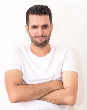 Elleri çapraz genç beyaz adam, o yaralı ve üzgün görünüyor. 