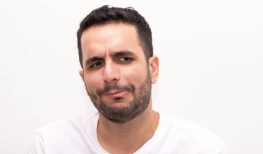 Genç Kafkas adam soluna rahatsızlık ile görünüyor