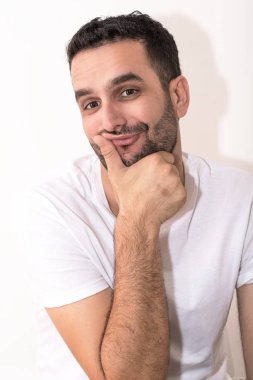 Genç Kafkas seksi komik yüz yapar