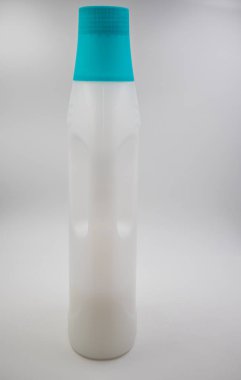 Giysi kremi ile Plastik şişe, izole, yan görünüm