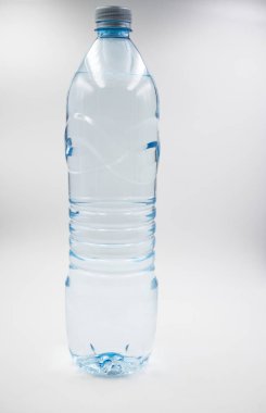 Plastik su şişesi.