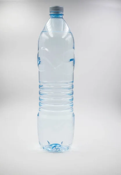 Plastikflasche mit Wasser — Stockfoto