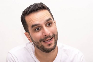 Genç Kafkas adam şaşırmış, izole görünüyor