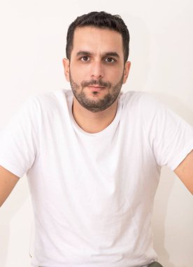 Genç beyaz kamera ciddi görünüyor