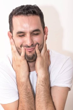 Genç Kafkas adam yüzünde eith parmakları