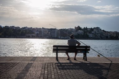 Grece'de bir sahil kasabasında balıkçı görevbaşında