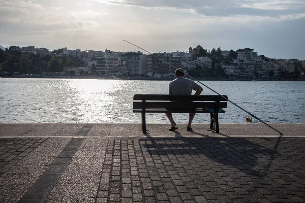 Pêcheur en service, dans une ville côtière de Grece — Photo