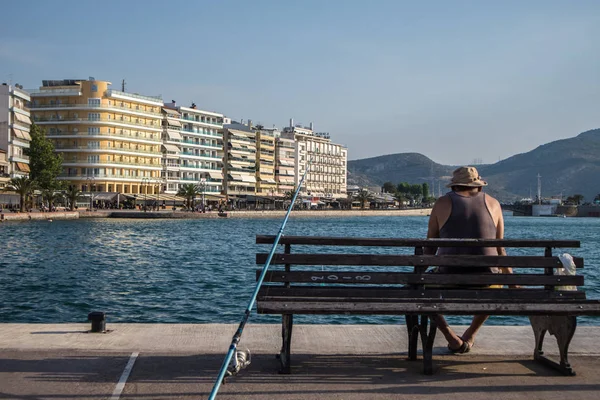 Pêcheur en service, dans une ville côtière de Grece — Photo