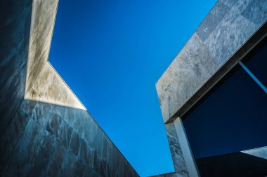 Şehirde modern bir binanın parçası