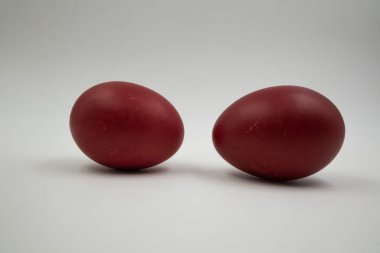 Beyaz üzerine kırmızı paskalya yumurtası.