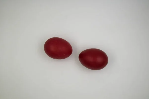Ovo de Páscoa vermelho isolado em branco — Fotografia de Stock