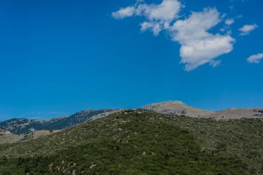 Mavi gökyüzü ufkuyla dağ