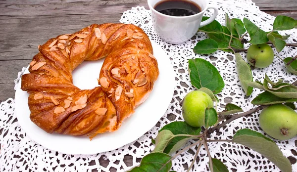 Smakelijke Broodjes Met Amandel Vlokken Een Kopje Koffie Een Wit — Stockfoto