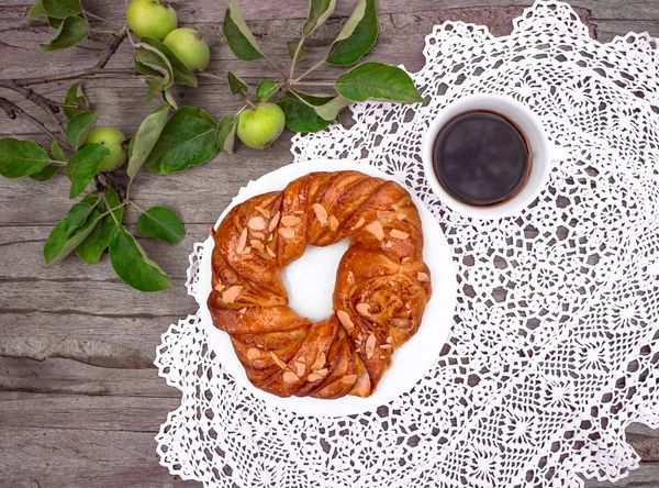 Smakelijke Broodjes Met Amandel Vlokken Een Kopje Koffie Een Wit — Stockfoto