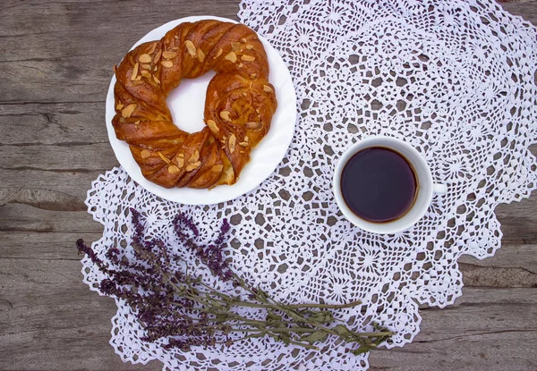 Smakelijke Broodjes Met Amandel Vlokken Een Kopje Koffie Een Wit — Stockfoto